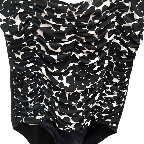 Nwt Aqua Green 1 Piece Flattering Ruched Front Swimsuit Black White SZ 18W - Picture 2 of 7